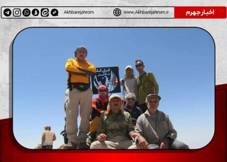 نصب اولین تابلو در قزل قله دنا توسط گروهی از کوهنوردان جهرمی
