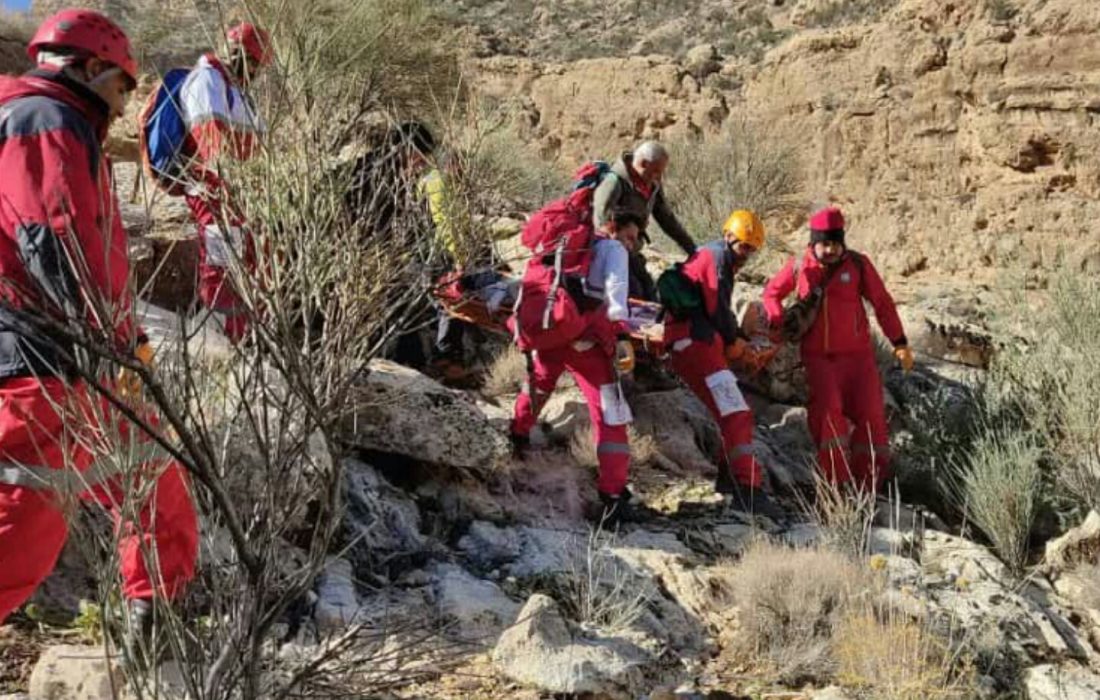 امدادرسانی نجاتگران امداد کوهستان هلال احمر جهرم به فرد سقوط کرده از ارتفاع