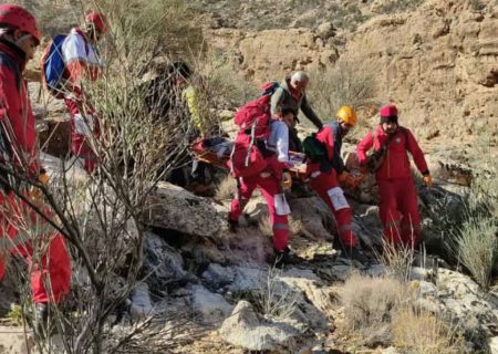 امدادرسانی نجاتگران امداد کوهستان هلال احمر جهرم به فرد سقوط کرده از ارتفاع