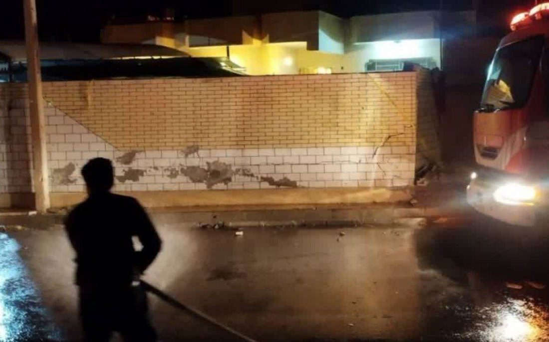پرتاب عجیب راننده از خودروی سواری پارس در پی برخورد شدید با دیوار منزلی در بلوار مطهری
