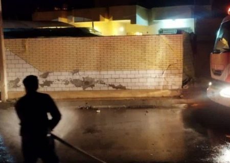 پرتاب عجیب راننده از خودروی سواری پارس در پی برخورد شدید با دیوار منزلی در بلوار مطهری