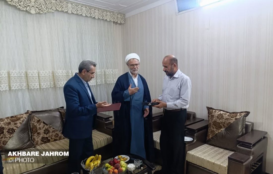 تجلیل امام جمعه جهرم از پیرغلام و مداح اهل بیت علیهم السلام