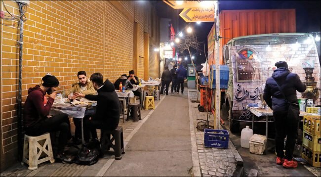 ‼️وقتی شام خوردن دیگران، عبور و مرور شهروندان را قفل می‌کند!