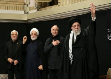 رهبر معظم انقلاب در مراسم عزاداری شب عاشورا در حسینیه امام خمینی حاضر شدند