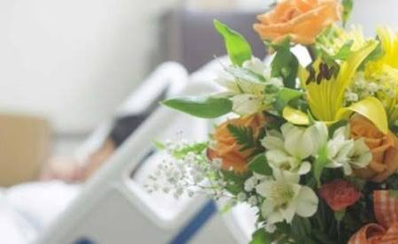 تحقق نیت واقف جهرمی؛ عیادت از بیماران با گل و شیرینی