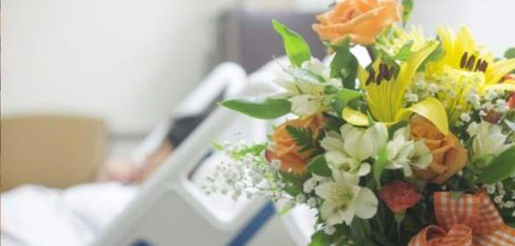 تحقق نیت واقف جهرمی؛ عیادت از بیماران با گل و شیرینی