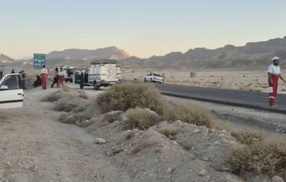 ۸ مصدوم بر اثر تصادف پژو ۴٠۵ و وانت مزدا در جاده لار _ جهرم