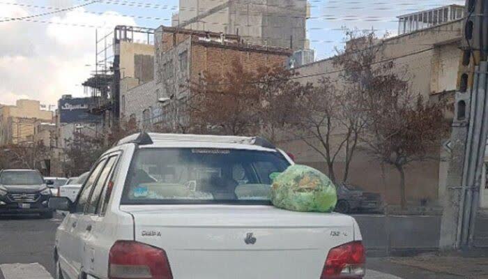 یادداشت_روز | حمل کیسه زباله روی صندوق عقب خودرو؛ پدیده‌ای زشت و غیرمسئولانه با پیامدهای اجتماعی