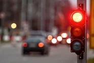 عبور از چراغ قرمز برای خودروی شخصی ۵ نمره منفی و برای اتوبوس ۱۰ نمره منفی