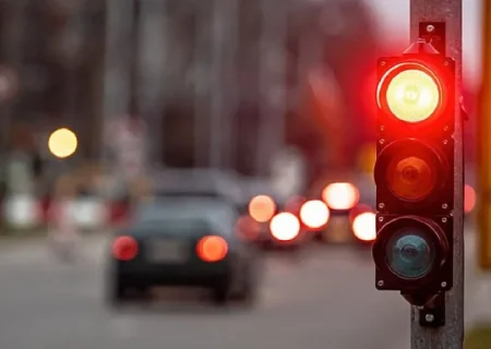 عبور از چراغ قرمز برای خودروی شخصی ۵ نمره منفی و برای اتوبوس ۱۰ نمره منفی